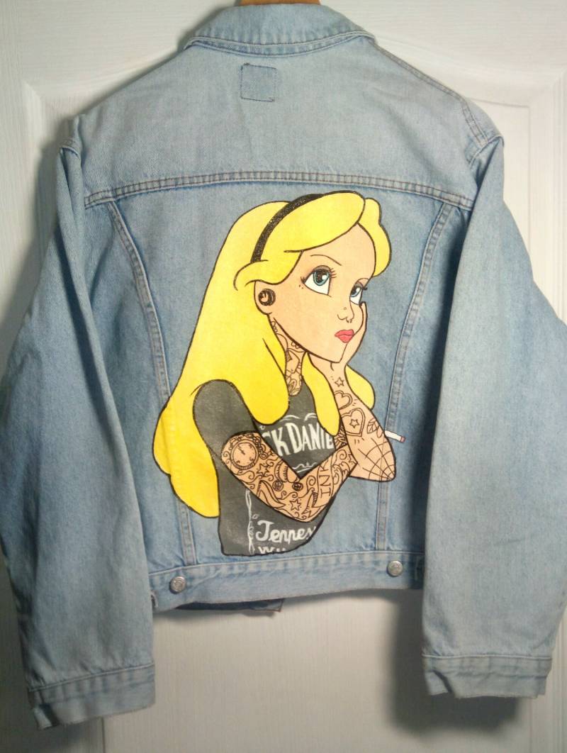 Handbemalter Jacke Rock Alice Im Wunderland von PaintMyJacket