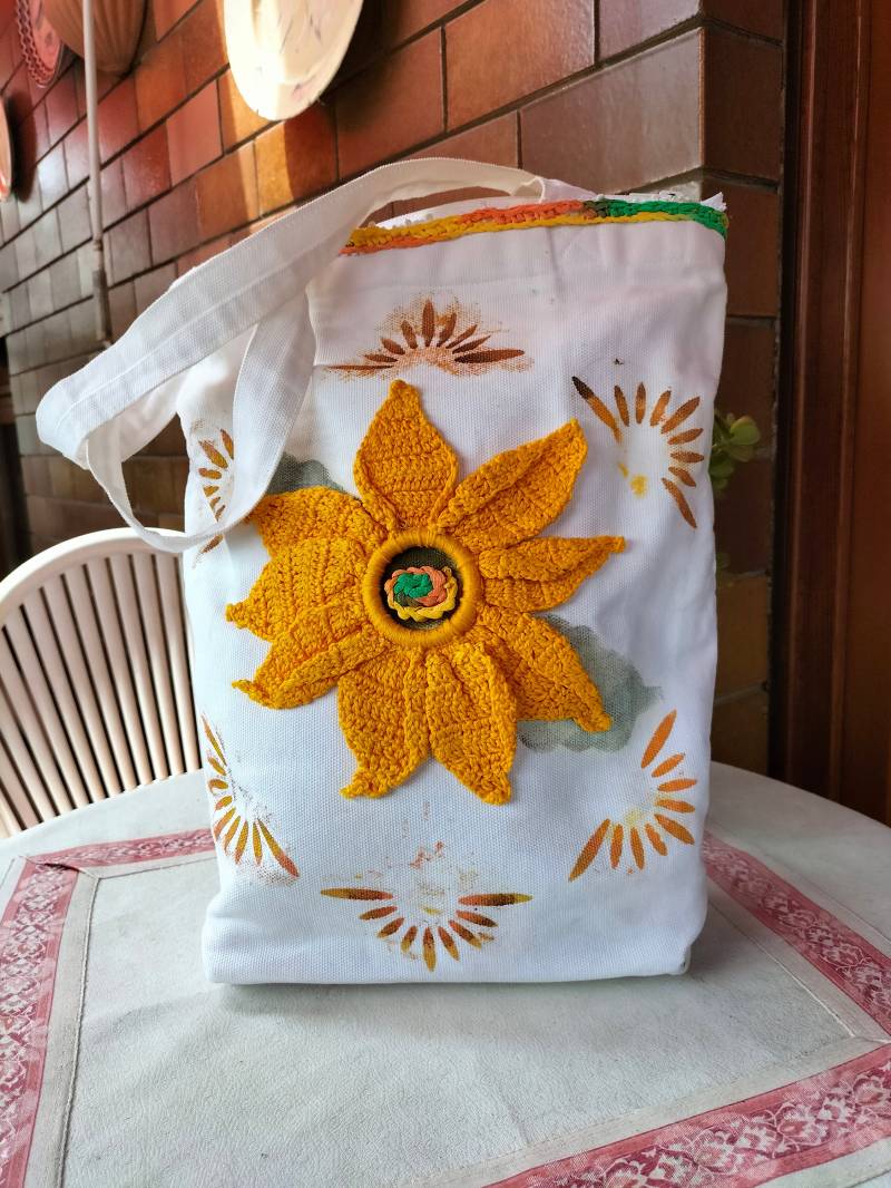 Baumwolltasche Mit Einer Gehäkelten Sonnenblume Bemalt Baumwolltasche Mit Einer Gehäkelten Sonnenblume Bemalt von PaintedCrochetedFads