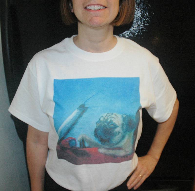 Mops in Mini Cooper T-Shirt - Digital Bedruckte Baumwolle von PainterlyTreasures