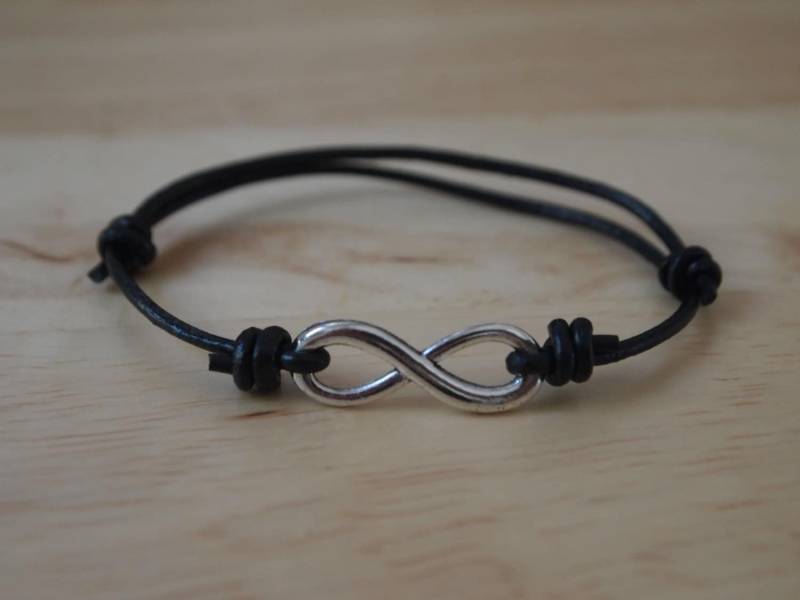 Echtes Lederband Infinity Charm Armband Verstellbar Schwarz | Schlupfknotenverschluss Von Paisley Braids von PaisleyBraids