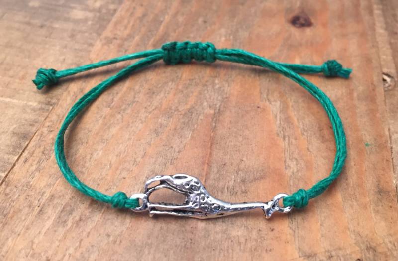 Giraffe Silber Metall Charm Armband Mit Hanfkordel Von Paisley Braids von PaisleyBraids