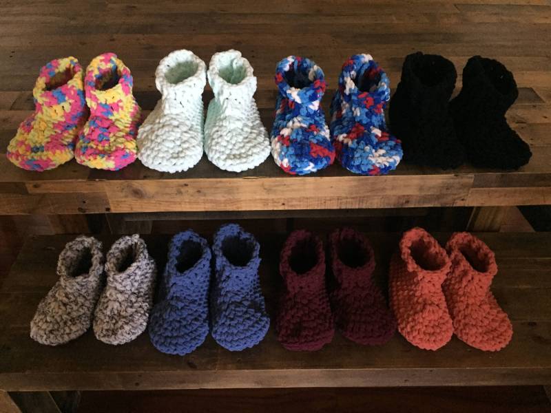 Indoor Wolke Bootie Hausschuhe Für Frauen Kinder Männer Handmade Häkeln Stricken Urlaub Geschenk Booties Paisley Zöpfe Flauschige Kissen Haus von PaisleyBraids