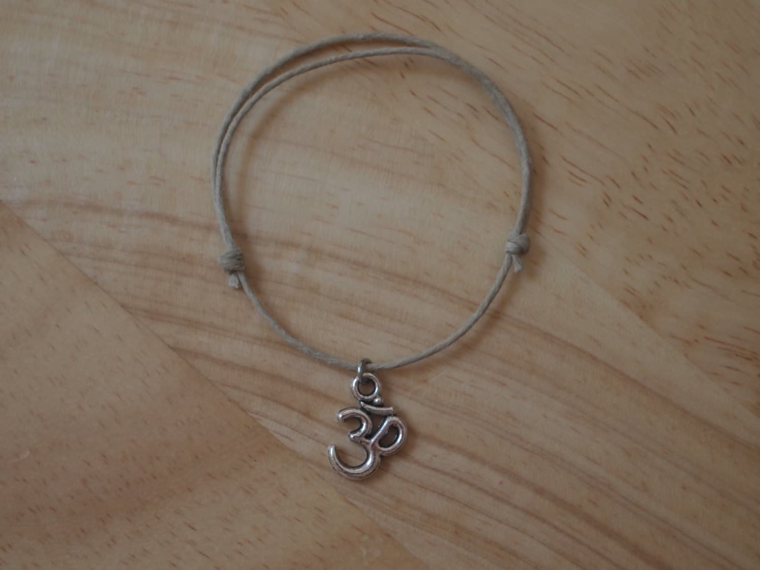 Om Symbol Charm Verstellbare Natürliche Hanf Armband | Slip-Knot Closure Von Paisley Braids Om Symbol Charm Verstellbare Natürliche Hanf Armband | Slip-Knot Closure Von Paisley Braids von PaisleyBraids