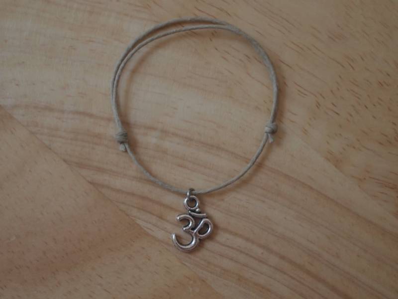 Om Symbol Charm Verstellbare Natürliche Hanf Armband | Slip-Knot Closure Von Paisley Braids Om Symbol Charm Verstellbare Natürliche Hanf Armband | Slip-Knot Closure Von Paisley Braids von PaisleyBraids