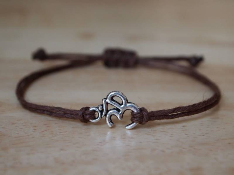 Om Symbol Verstellbares Hanf Wunsch Armband Aus Natürlicher Hanfschnur Von Paisley Braids von PaisleyBraids