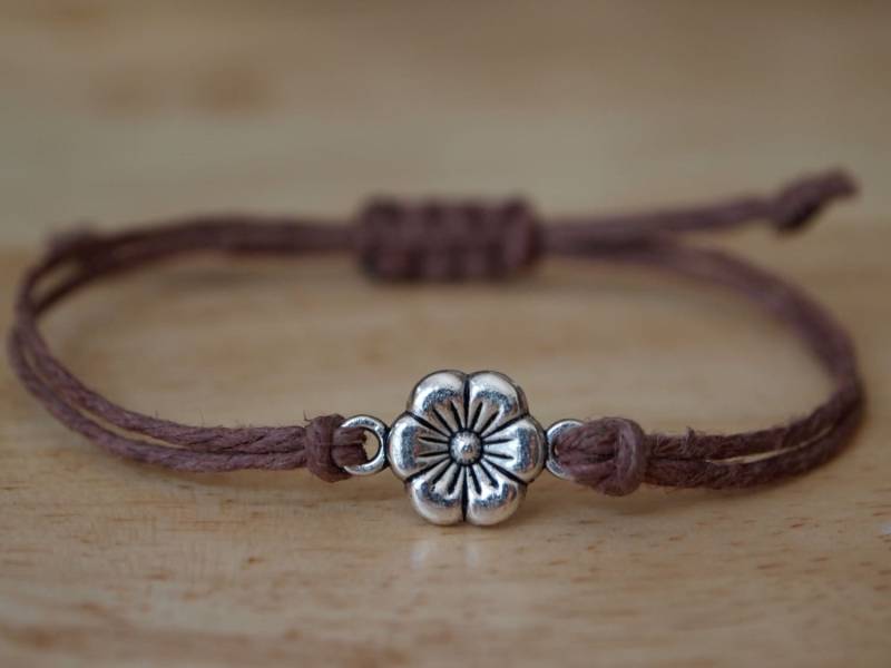 Silber Getönte Blume Anhänger Charme Verstellbar Natürliche Hanf Armband Von Paisley Zöpfe von PaisleyBraids