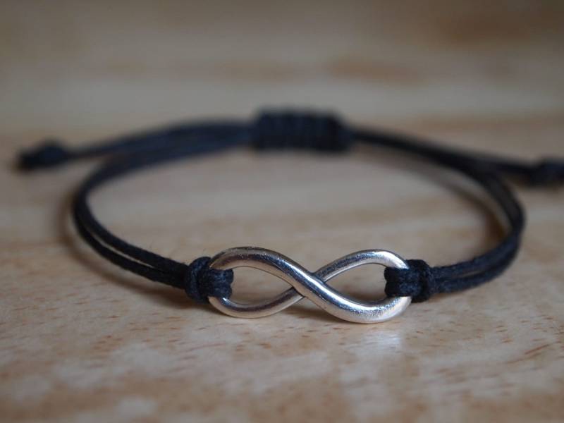 Verstellbares Infinity Bettelarmband in Schwarz/Natürlicher Hanfschnur Von Paisley Braids von PaisleyBraids