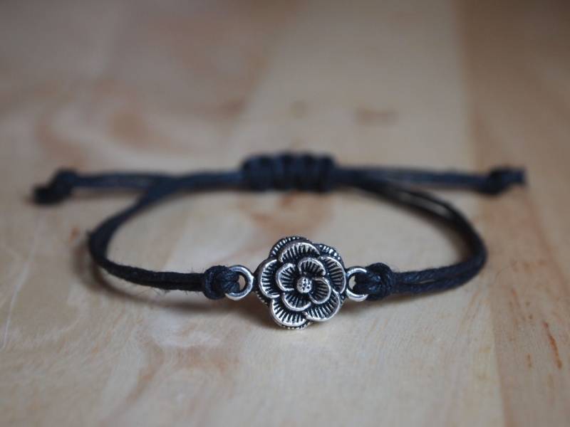Vintage Blume Charme Verstellbar Natürliche Hanf Armband Von Paisley Zöpfe von PaisleyBraids