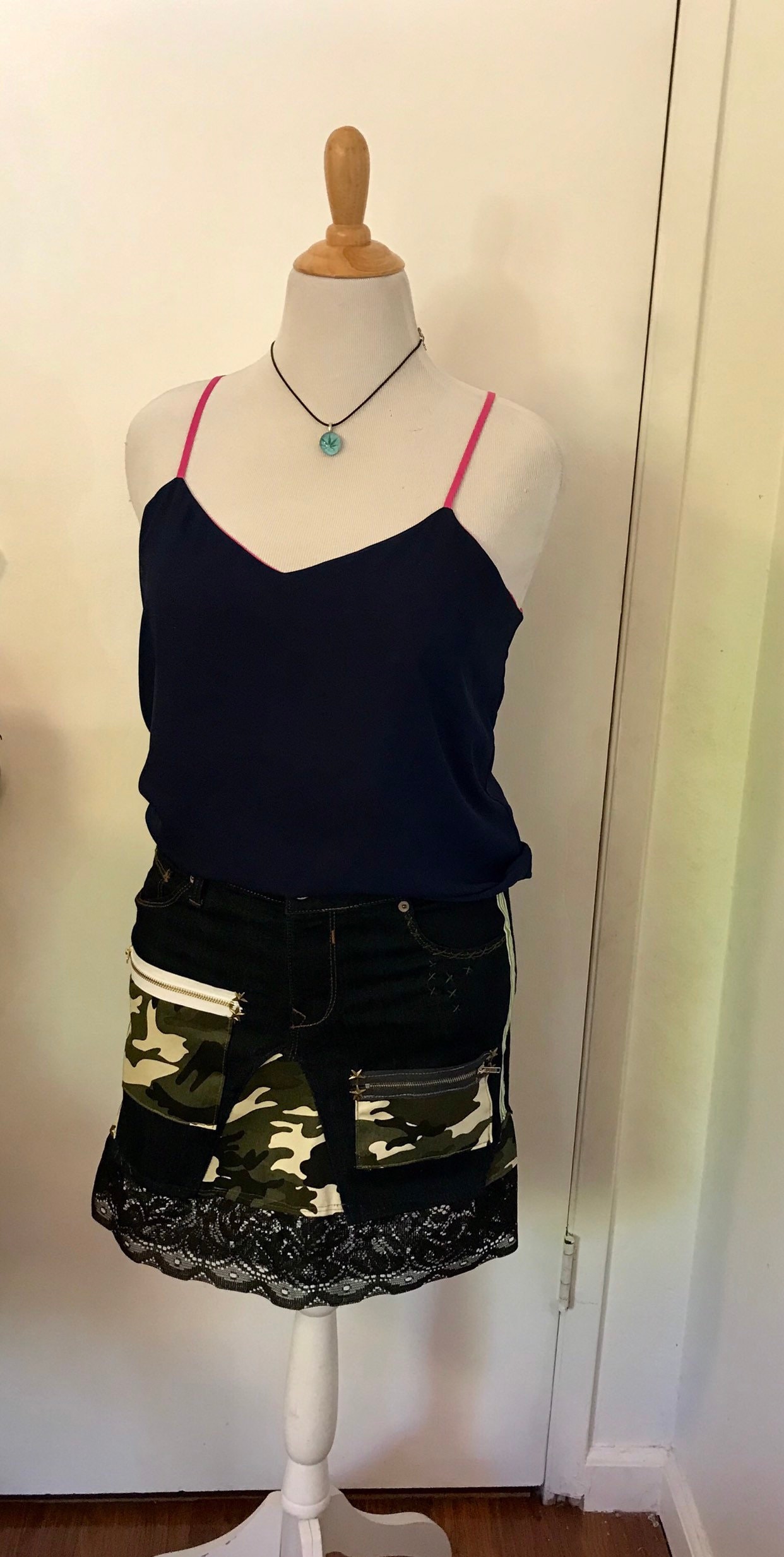 Upcycled Jeansrock Mit Camouflage Upcycled Jeansrock Mit Camouflage von PaisleyPuzzle