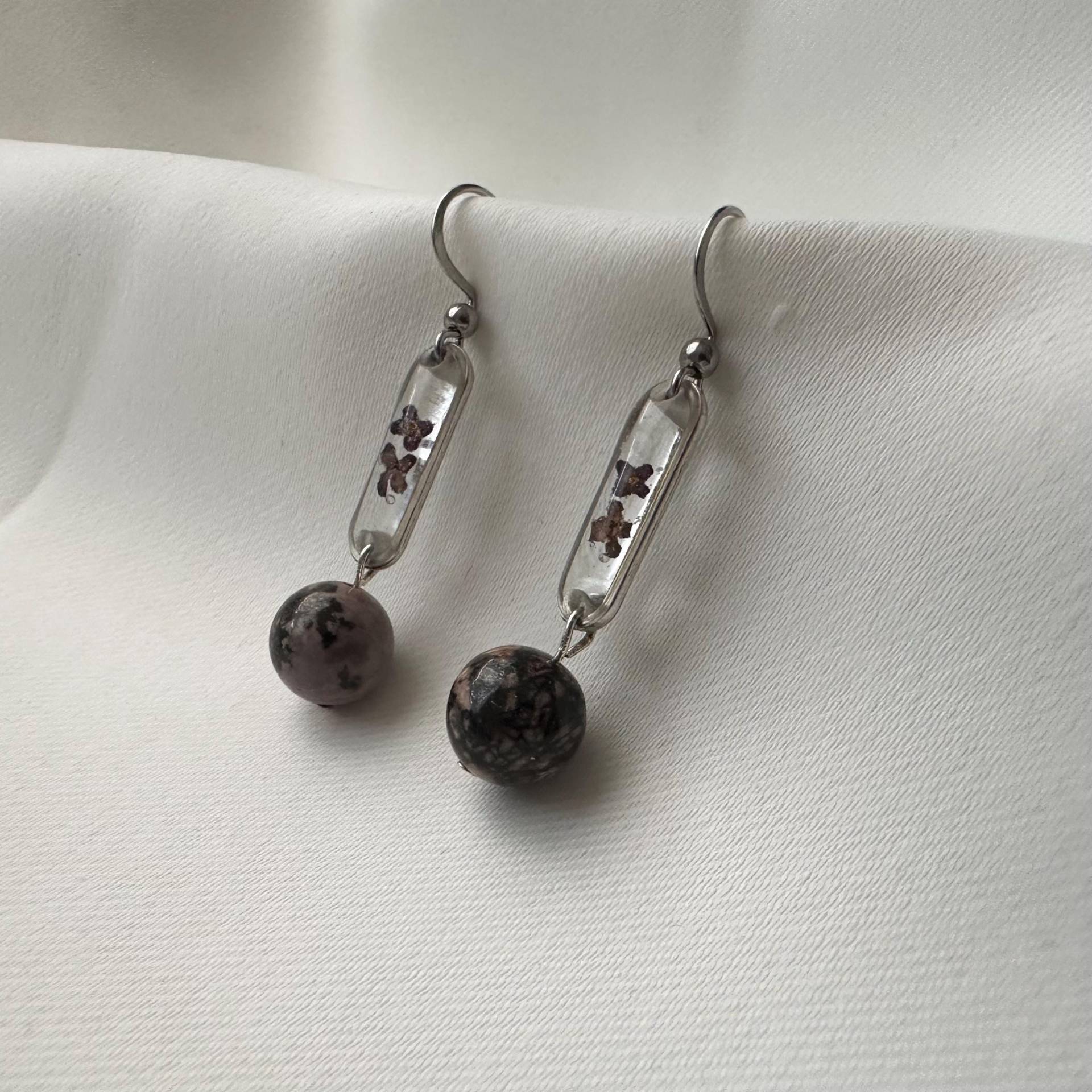 Lila-Violette Blumenohrringe Mit Rhodonit Lila-Violette Blumenohrringe Mit Rhodonit von Paleotage