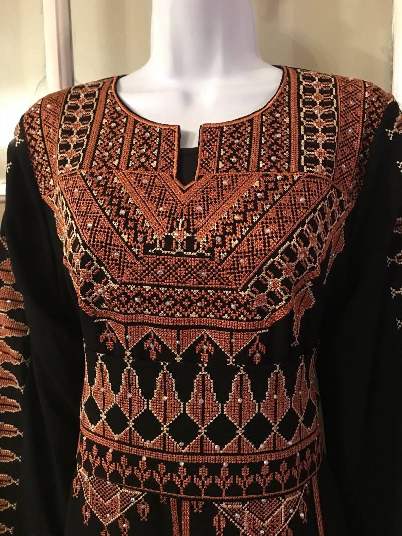 2 Teiliges Schwarzes Kleid/ Abaya/ Kaftan/ Thobe Und Passender Gürtel Mit Wunderschöner Hellbrauner/Rosa Brauner Stickerei von PalestinianStitches