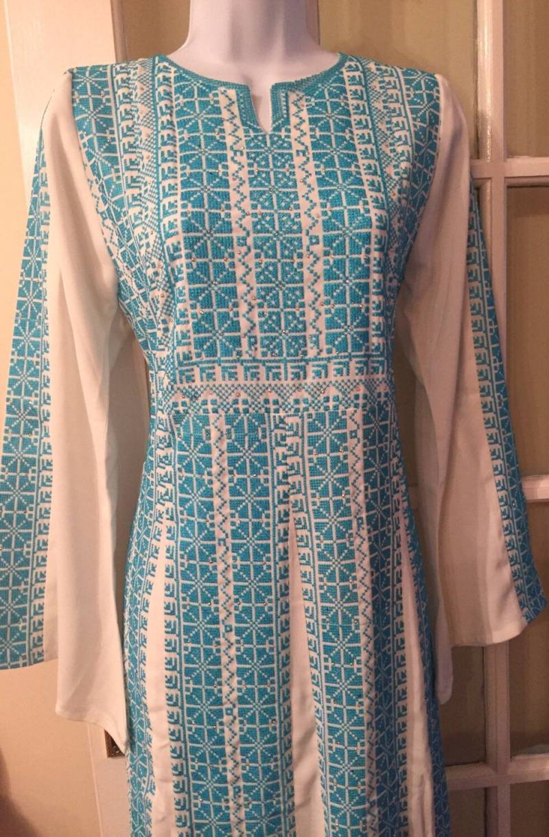 Atemberaubendes Weißes Kleid/Thobe Abbaya Kaftan Mit Hellblauer Plastikstickerei von PalestinianStitches