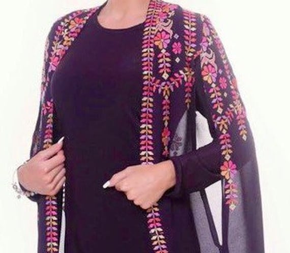 Kurzes Lila Kleid Und Cape Mit Bunter Stickerei/Kreuzstich von PalestinianStitches