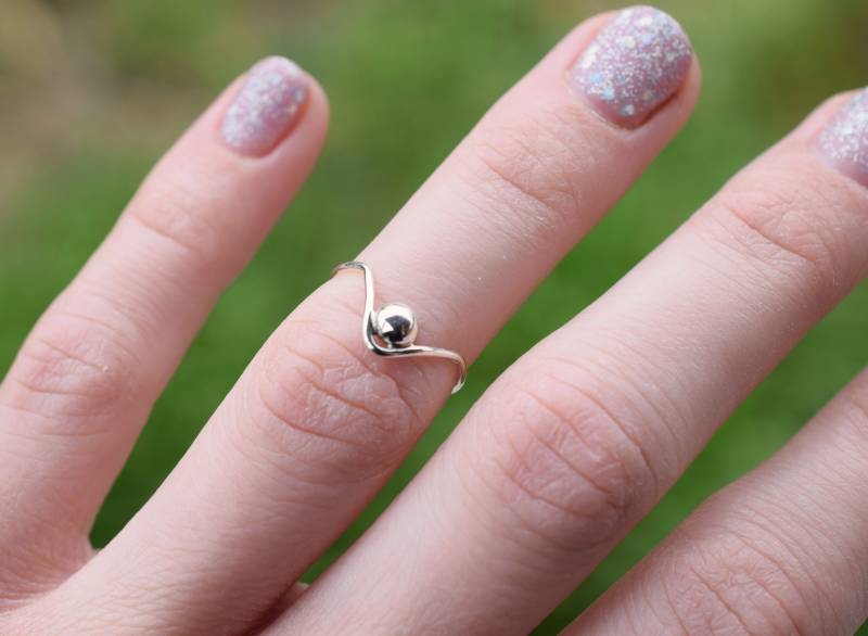 1 Mm Chevron Sterling Silber Stapelring Mit Kieselstein, Dünner Kugel von PalidouCreations