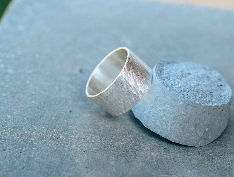 Breiter Gehämmerter Ring Aus Sterlingsilber, Holzeffekt Mit Matter Oberfläche von PalidouCreations