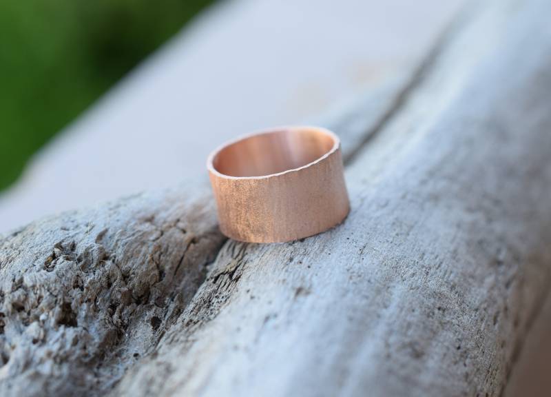 Breites Band Gehämmert Matt Rosé Vergoldet Sterling Silber Ring, Holzeffekt von PalidouCreations
