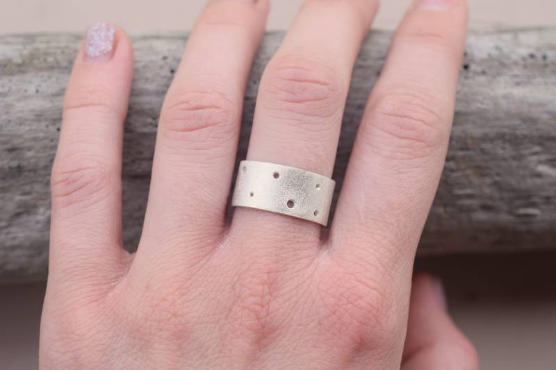 Breites Band Sterling Silber Ring Matt Mit Löchern von PalidouCreations