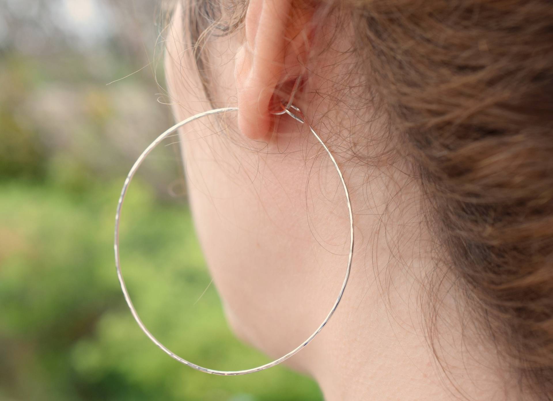 Große Handgemachte Gehämmerte Sterling Silber Creolen, 5, 5 cm von PalidouCreations