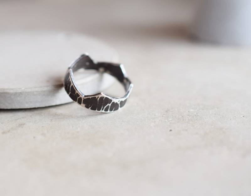 Oxidierter Gehämmerter Berg Sterling Silber Ring, Kronenring, Breiter 5 Mm Silberring von PalidouCreations