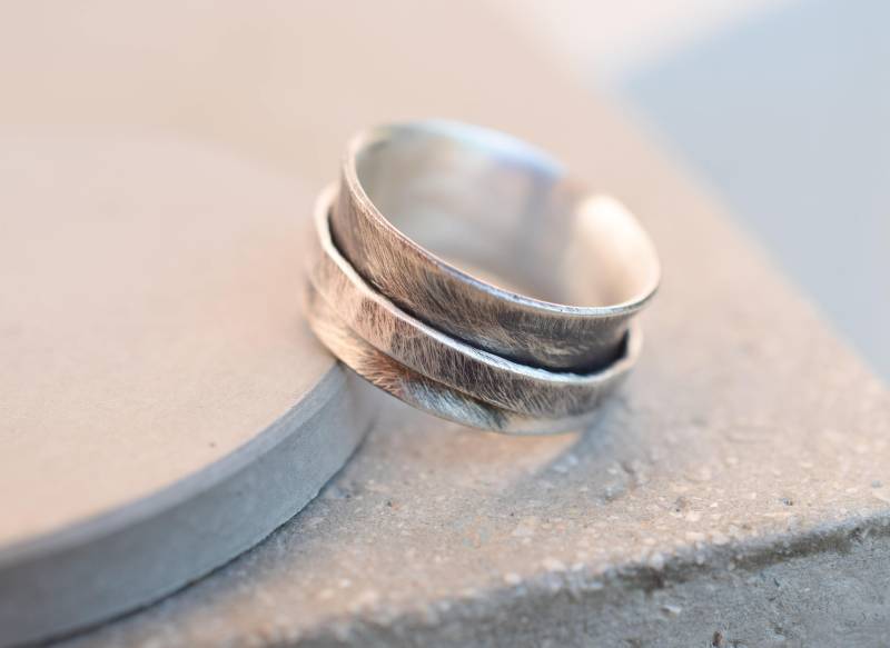 Rustikaler Spinner Ring, Breiter Band Gehämmerter Sterling Silber 10 Mm Breites Ring von PalidouCreations