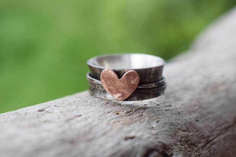Rustikaler Spinnerring, Breiter Band Gehämmerter Sterling Silber Ring Mit Kupferherz von PalidouCreations