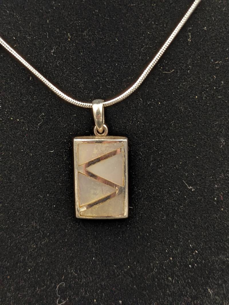 Handgemachter Doppelseitiger Pink & Weiß Eingelegter Perlmutt Rechteckiger Anhänger in Sterling, An Sterling Kette von PalimpsestDesign