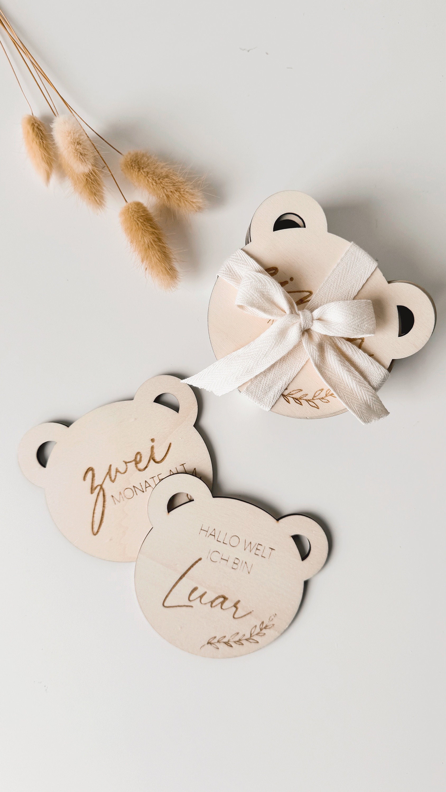 Meilensteinkarten Bär Kleiner Teddybär Teddyform Babygeschenk Erstjahreskarten Babyfotografie Hallo Welt Ich Bin "Name" Karte Meilensteinkarten Bär Kleiner Teddybär Teddyform Babygeschenk Erstjahreskarten Babyfotografie Hallo Welt Ich Bin "Name" Karte von Palisekids