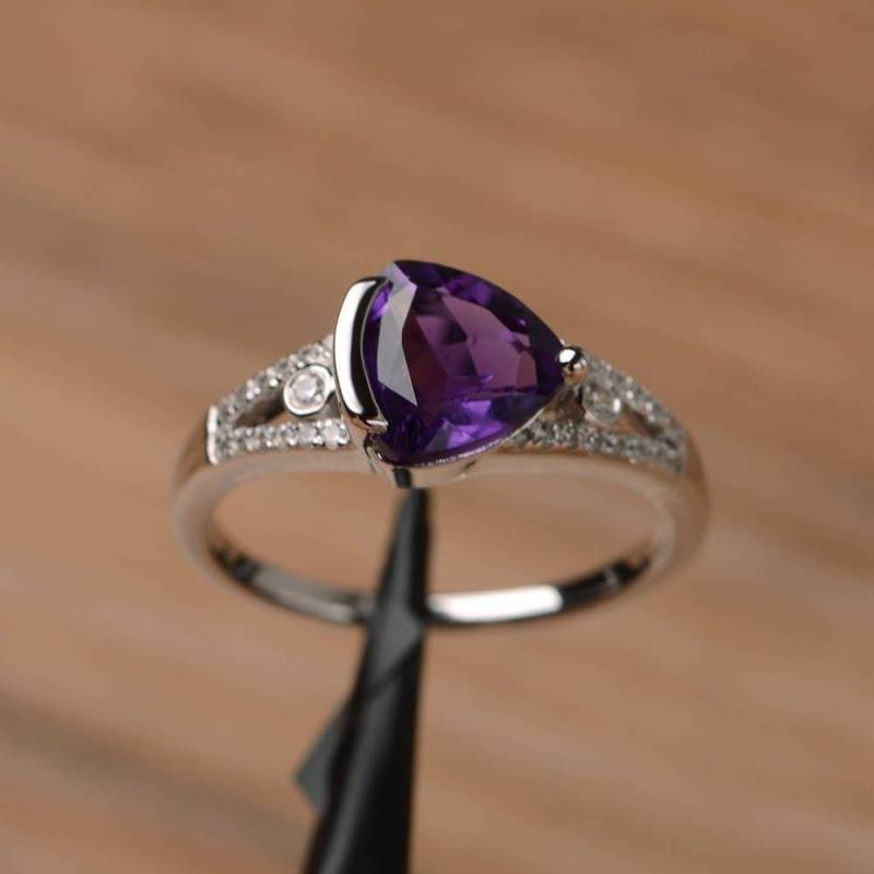Amethyst Ring Trillion Schliff Sterling Silber Jubiläum Februar Geburtsstein Lila Edelstein von PalmaryJewelry