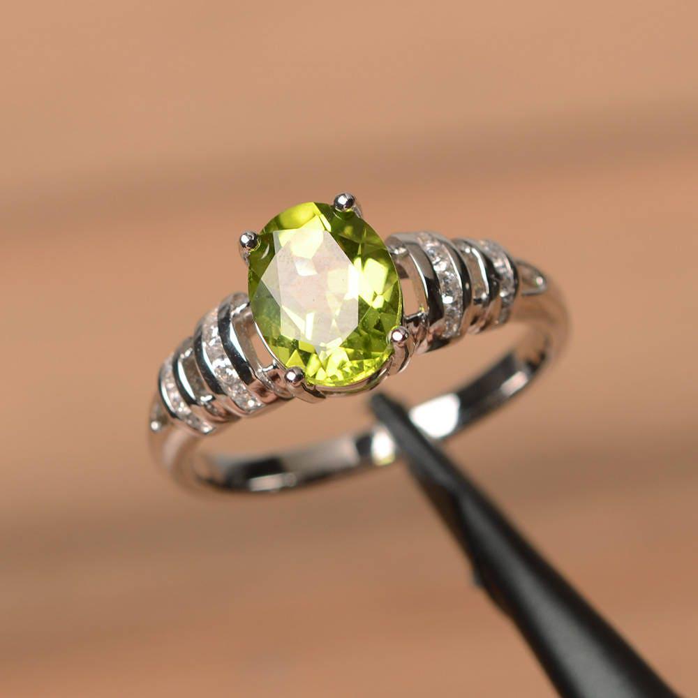 Cocktail-Party-Ring Natürlicher Grüner Peridot Ring August Geburtsstein Ovaler Geschliffener Edelstein-sterling-Silber-Ring von PalmaryJewelry