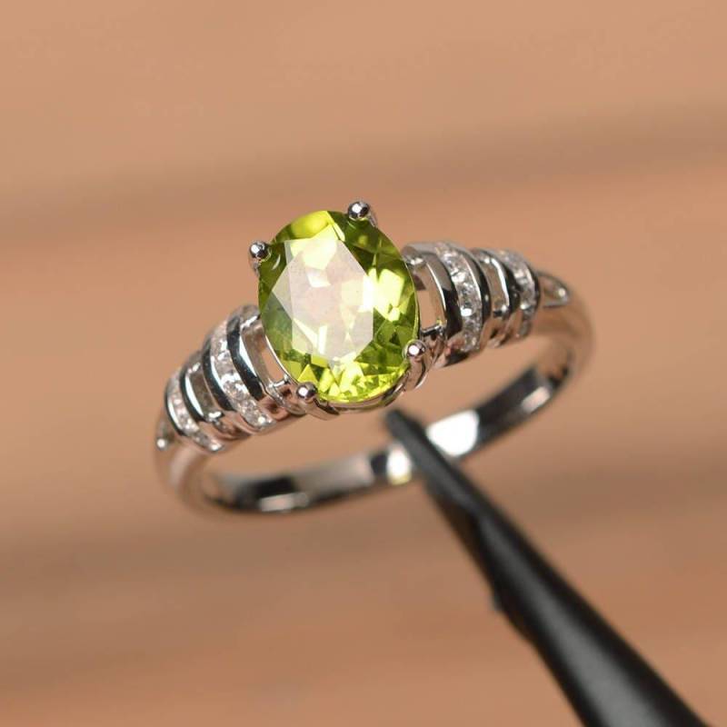 Cocktail-Party-Ring Natürlicher Grüner Peridot Ring August Geburtsstein Ovaler Geschliffener Edelstein-sterling-Silber-Ring von PalmaryJewelry