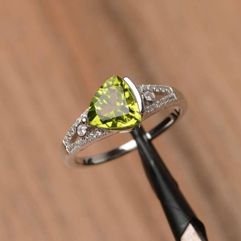 Echte Grüne Peridot Ring Verlobungsring Trillion Schnitt Sterling Silber Edelstein August Geburtsstein von PalmaryJewelry