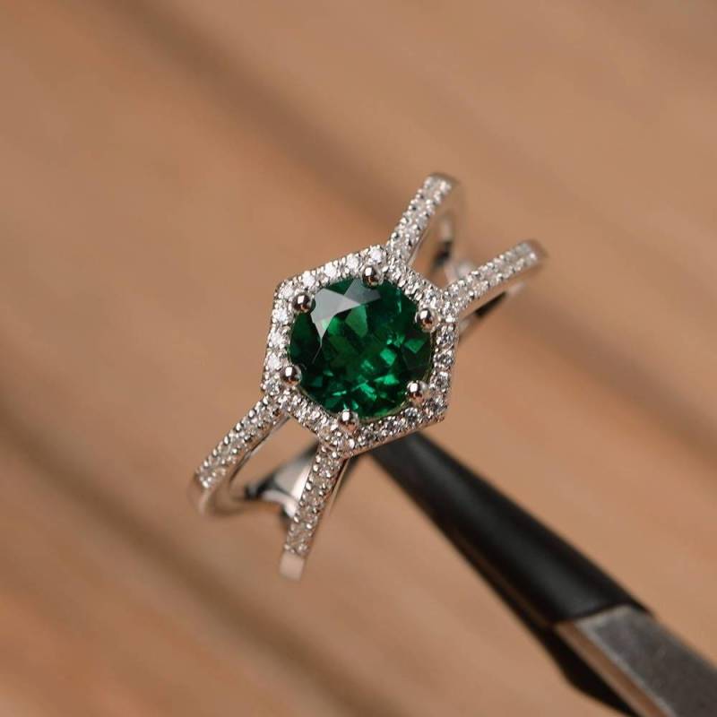 Einzigartiger Smaragd Halo Cocktailring Aus Sterlingsilber Runder Geschliffener Grüner Edelstein Mai Geburtssteinring von PalmaryJewelry