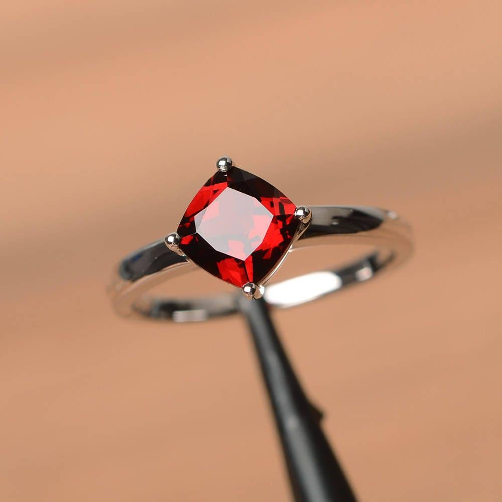 Granat Ring Januar Geburtsstein Kissenschliff Roter Edelstein Sterling Silber Verlobungsring von PalmaryJewelry