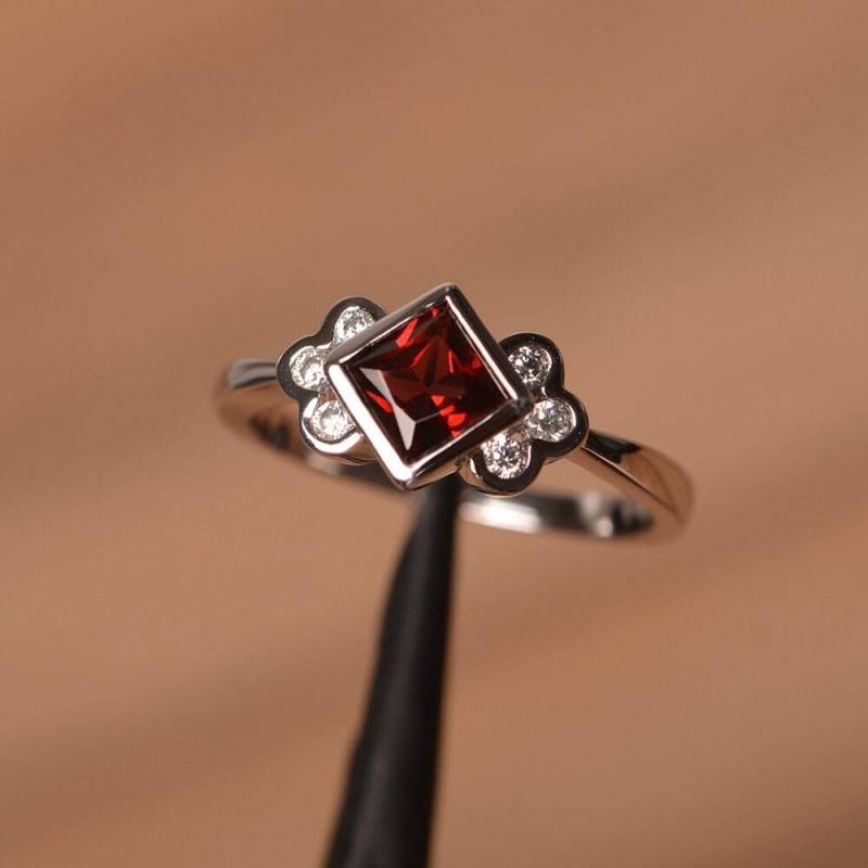 Granat Ring Princess Cut Sterlingsilber Verlobungsring Januar Geburtsstein Roter Edelstein von PalmaryJewelry
