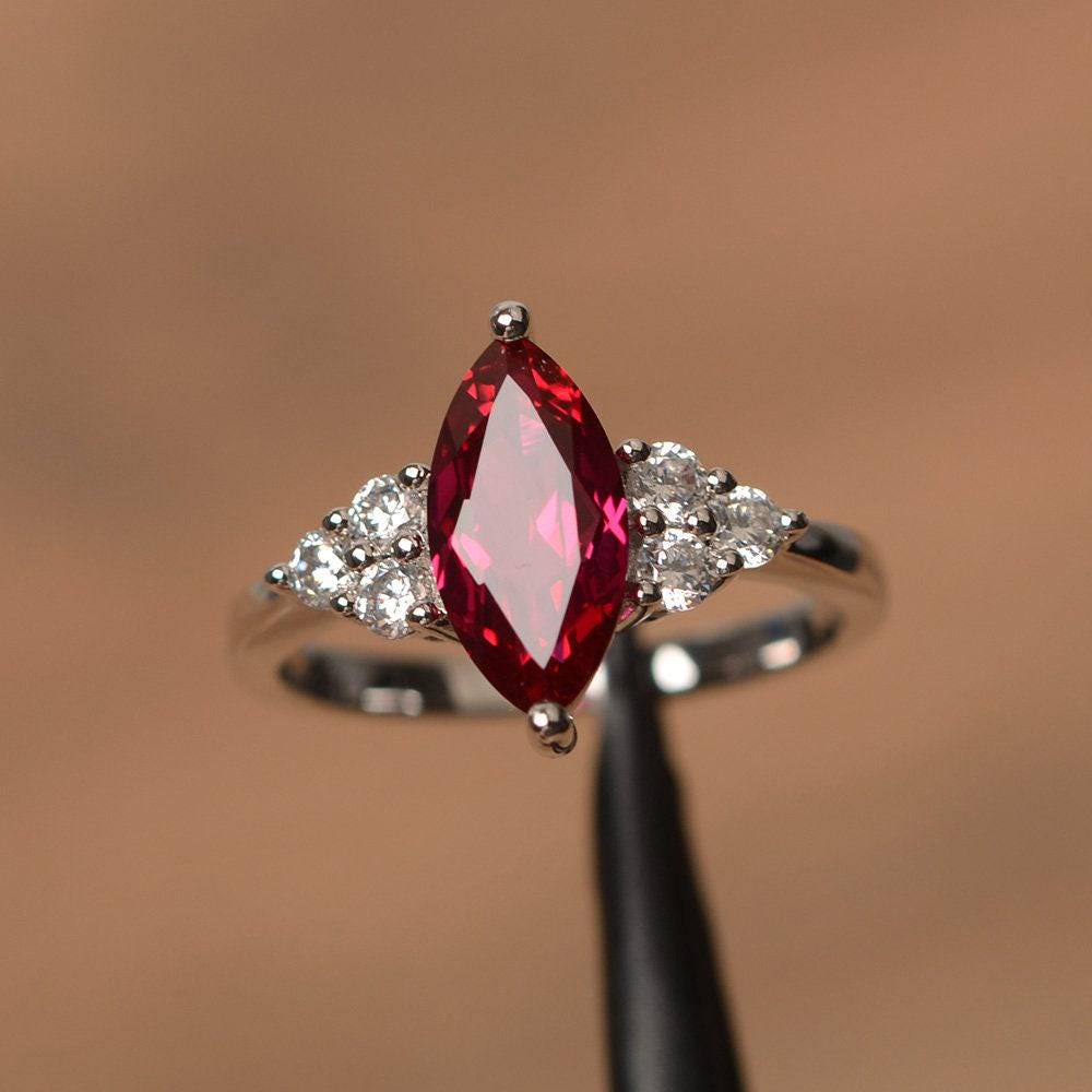 Jubiläumsring Labrador Rubin Ring Juli Geburtsstein Marquise Schliff Roter Edelstein Sterling Silber Jubiläumsring Labrador Rubin Ring Juli Geburtsstein Marquise Schliff Roter Edelstein Sterling Silber von PalmaryJewelry