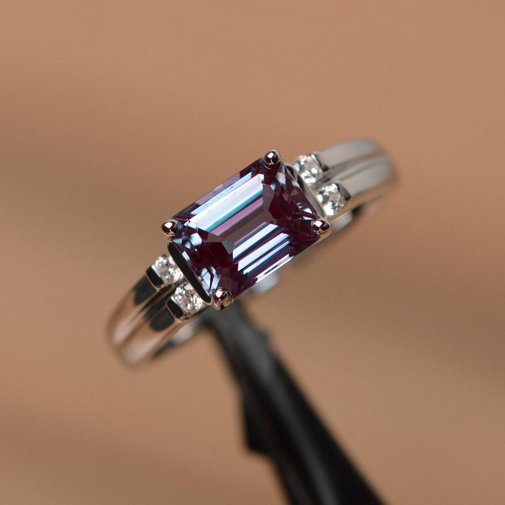 Lab Alexandrit Ring Smaragdschliff Verlobungsring Weissgold von PalmaryJewelry