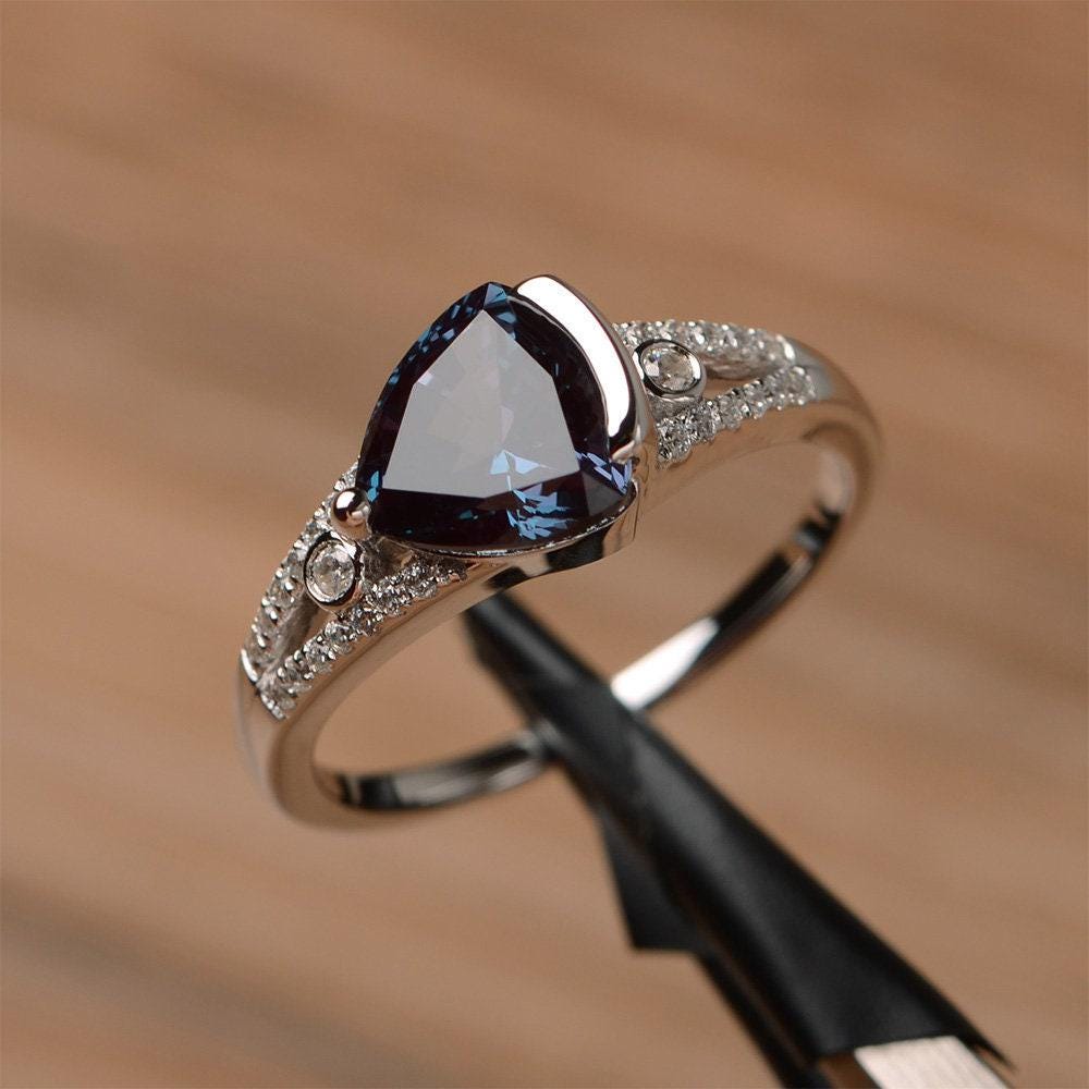 Labor Alexandrit Ring Verlobungsring Trillion Schliff Sterling Silber Edelstein Juni Geburtsstein Farbwechsel von PalmaryJewelry
