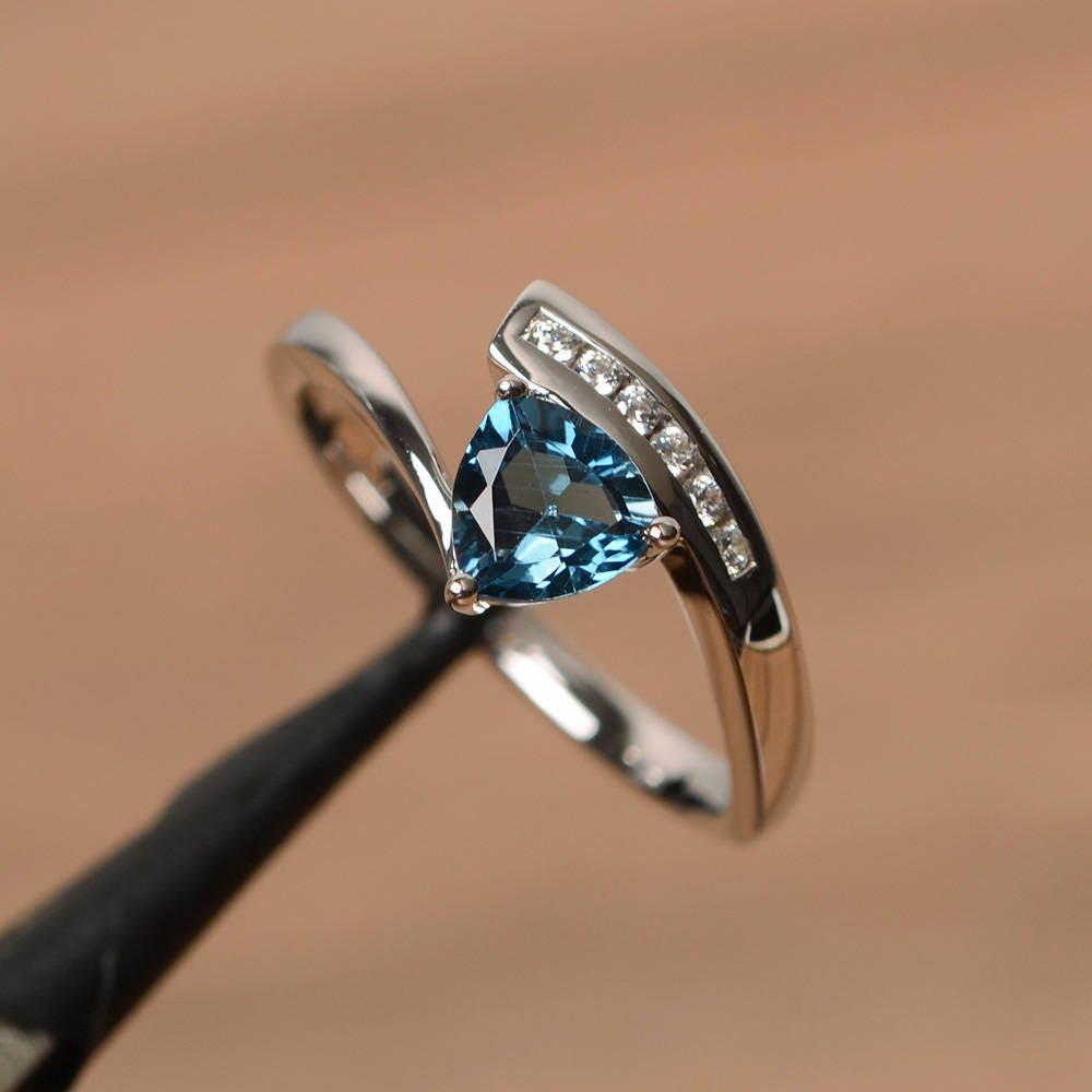 London Blauer Topas Ring Vorschlag Trillion Geschnitten Blaue Edelstein Sterling Silber von PalmaryJewelry