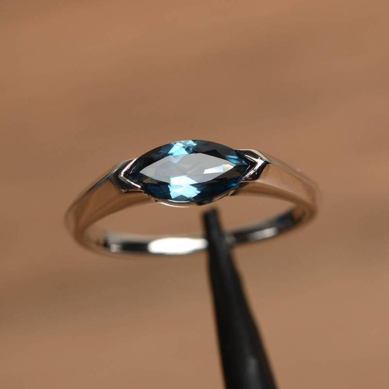 London Blautopas Ehering Marquise Schnitt Sterling Silber Von Ost Nach West Verlobungsring von PalmaryJewelry