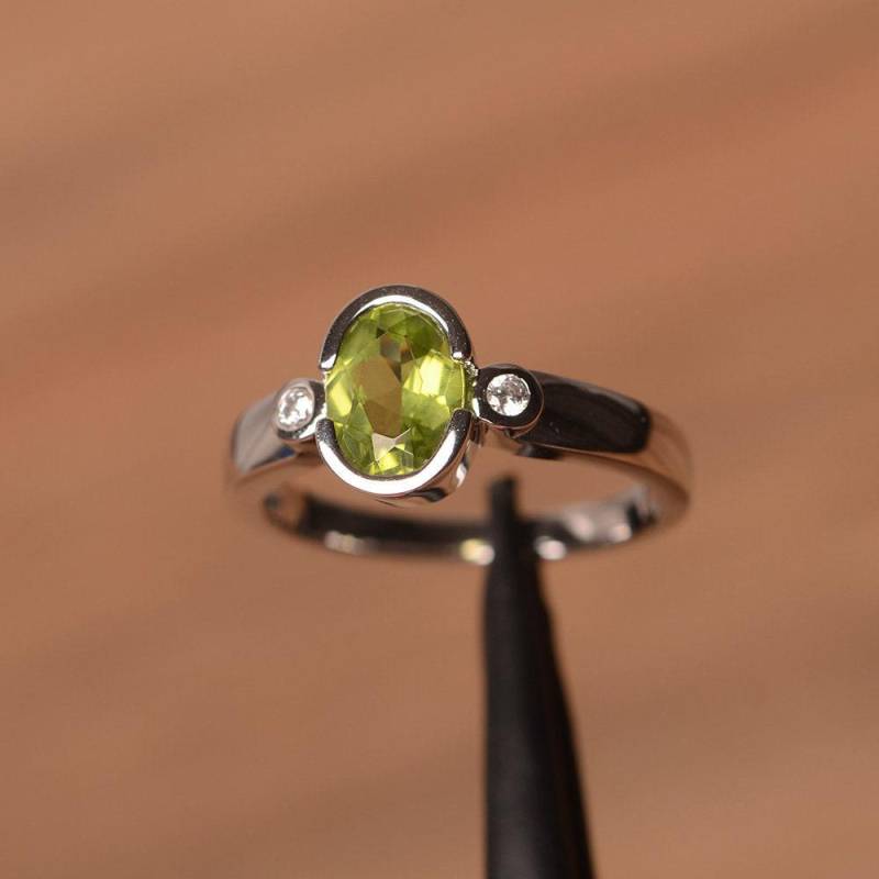 Natürliche Peridot August Geburtsstein Ring Sterling Silber Ovalförmige Ehering von PalmaryJewelry