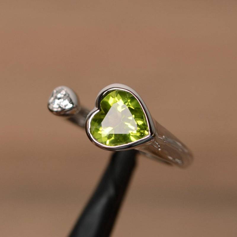 Natürliche Peridot Ring Herz Geschnitten August Geburtsstein Sterling Silber Verlobungsring Für Frauen von PalmaryJewelry