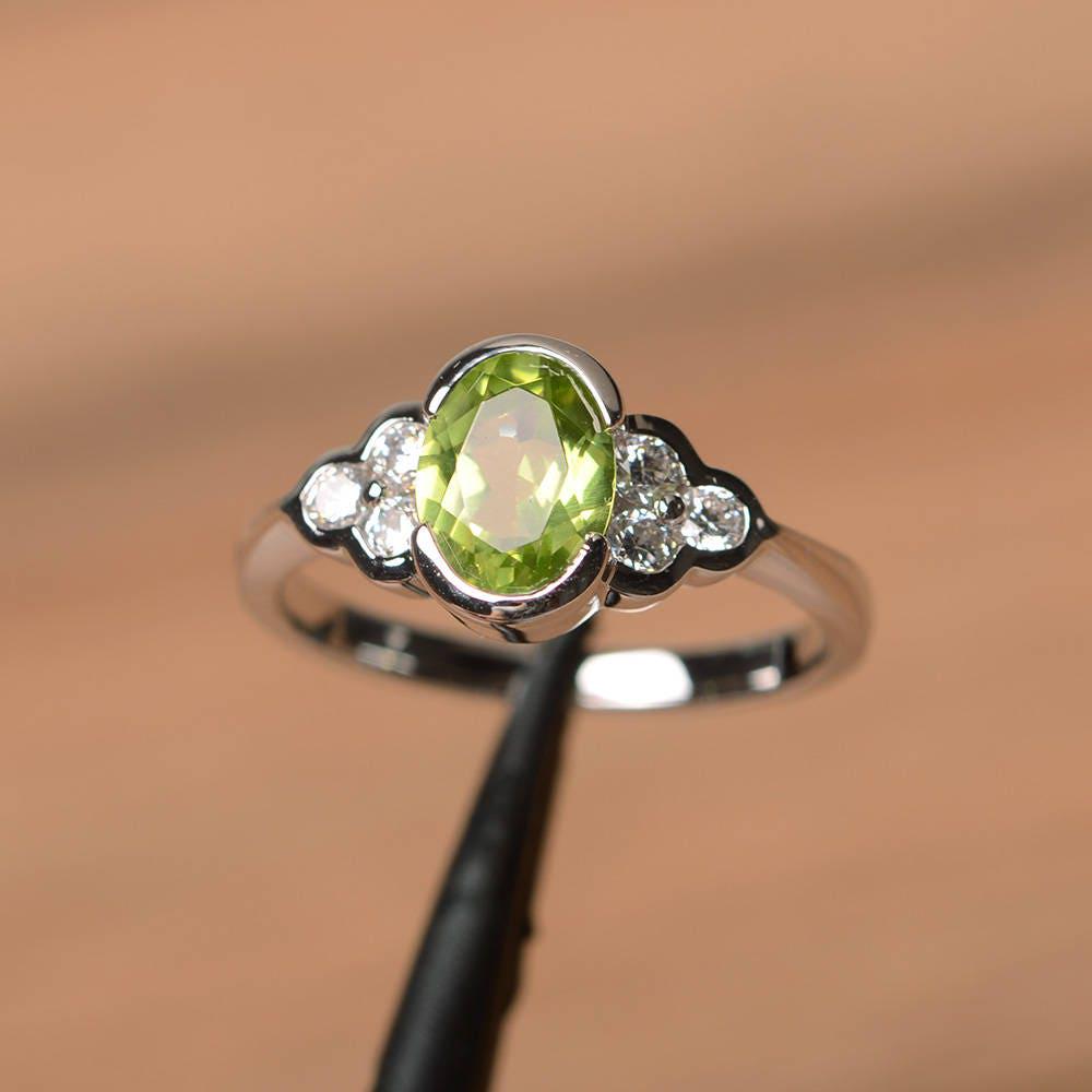 Natürliche Peridot Ring Trauring August Geburtsstein Ovalschliff Grüner Edelstein Sterling Silber von PalmaryJewelry