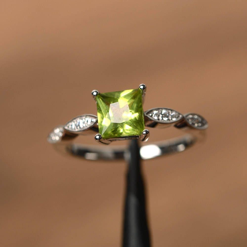 Natürliche Peridot Ringe Prinzessin Schnitt Vorschlag August Geburtsstein Grünen Edelstein Sterlingsilberringe Natürliche Peridot Ringe Prinzessin Schnitt Vorschlag August Geburtsstein Grünen Edelstein Sterlingsilberringe von PalmaryJewelry