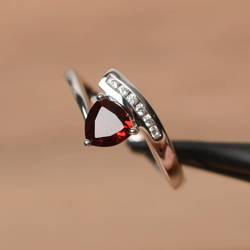 Natürliche Rote Granat Ring Januar Geburtsstein Trillion Geschnittenen Roten Edelstein Sterling Silber von PalmaryJewelry