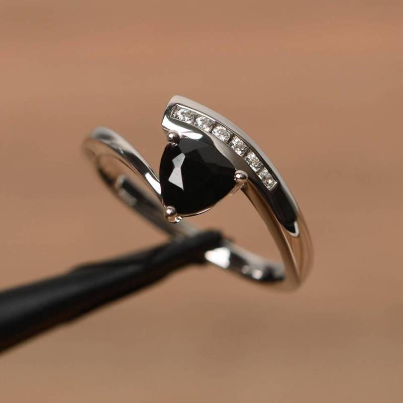Natürliche Schwarze Spinell Ring Vorschlag Trillion Geschliffene Edelstein Sterling Silber von PalmaryJewelry