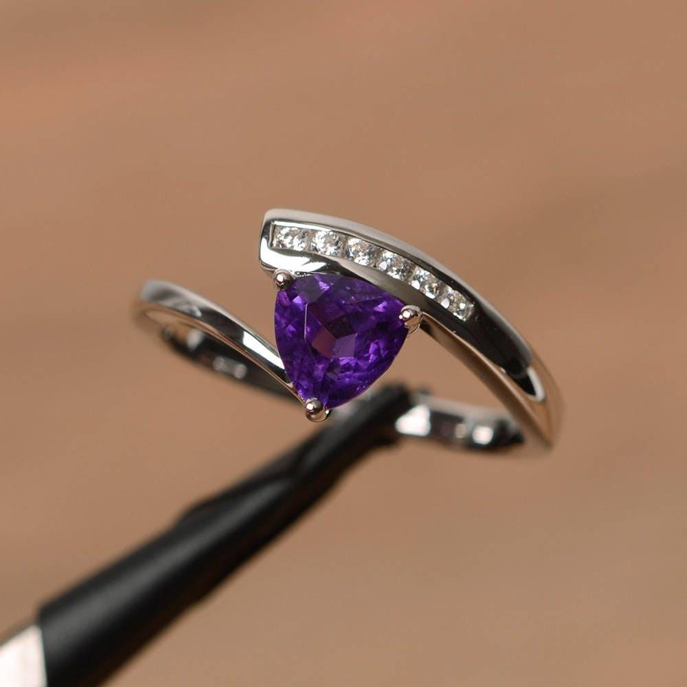 Natürlicher Amethystring Versprechensring Trillionschliff Lila Edelstein Sterlingsilberring Februar Geburtsstein von PalmaryJewelry