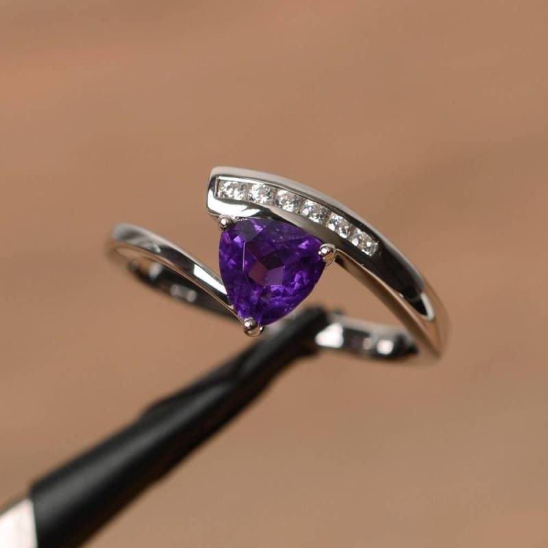 Natürlicher Amethystring Versprechensring Trillionschliff Lila Edelstein Sterlingsilberring Februar Geburtsstein von PalmaryJewelry