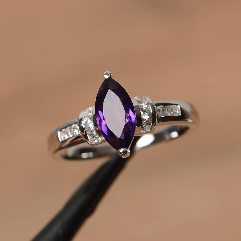 Natürlicher Lila Amethystring Jahrestagsring Februar Geburtsstein Marquiseschliff Edelstein Sterlingsilberring von PalmaryJewelry