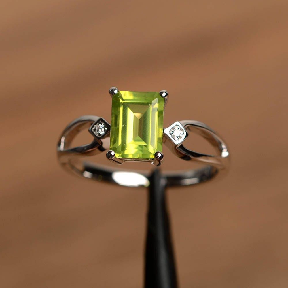 Natürlicher Peridot Ring August Geburtsstein Smaragdschliff Grüner Edelstein Sterling Silber Ehering von PalmaryJewelry