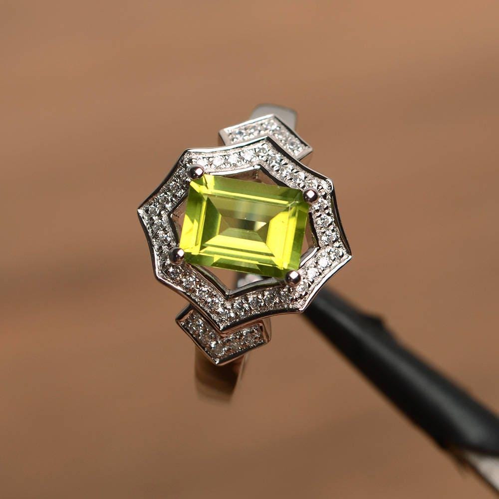 Natürlicher Peridot Ring Smaragdschliff Grüner Edelstein August Geburtsstein Weißgold Ehering von PalmaryJewelry